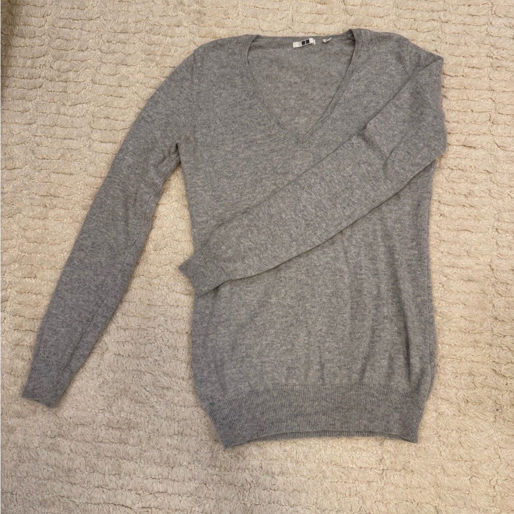 Uniqlo Gray V-Neck Women's Sweater